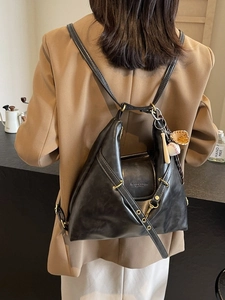 Mochila tote retro de cuero negro con correas cruzadas y colgante de béisbol deportivo