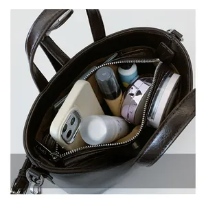 Vue de dessus de l'intérieur du sac seau en cuir marron foncé montrant sa capacité
