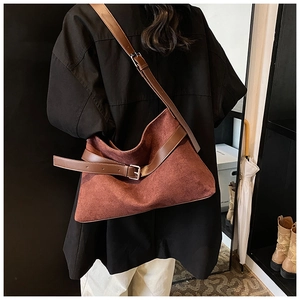Détail de la texture mate du sac cabas rétro avec bretelles réglables en cuir marron