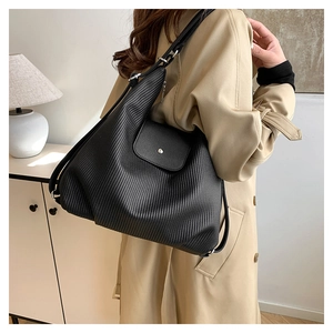 Bolso de hombro negro de gran capacidad con textura plisada y remaches plateados