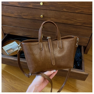 Détails du sac cabas en similicuir marron vintage avec boucles argentées et texture rétro