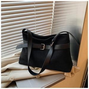 Sac fourre-tout tendance en daim noir avec sangle à boucle en cuir sur fond esthétique