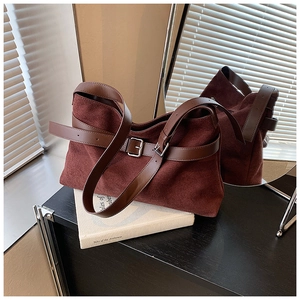 Détail du sac cabas vintage en daim bordeaux avec bandoulière marron et boucle argentée