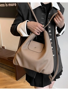 Bolso hobo acolchado beige con textura plisada y correa ajustable de mujer