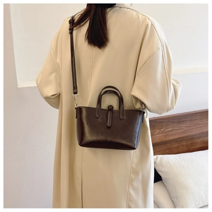 Détail du sac seau vintage marron foncé avec bandoulière réglable et coutures