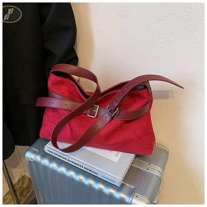 Détail du sac cabas rouge vin montrant la texture mate et la boucle en métal chic