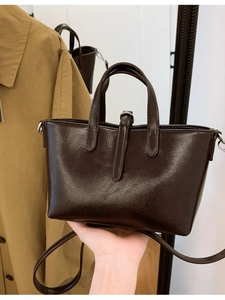Grand sac seau vintage marron foncé avec finition brillante et bandoulière réglable