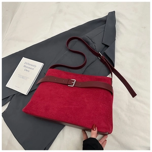 Détail du sac cabas rouge vintage avec boucle argentée et texture en daim dépoli
