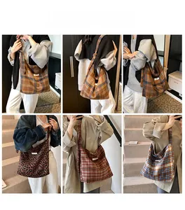 Collage de grands sacs cabas à motif léopard et rayures rétro pour la mode automnale
