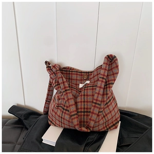 Détail du sac cabas en laine vintage montrant la texture, le bouton et l'étiquette