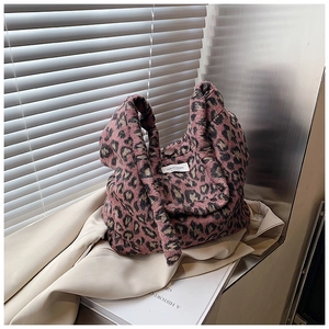 Détail du sac cabas en peluche léopard rose avec fermeture à bouton et fausse fourrure