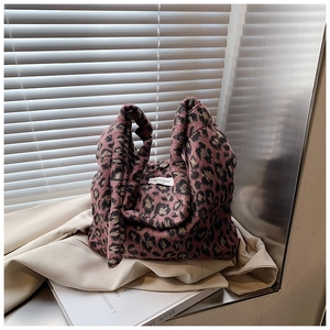 Détail du sac cabas en peluche léopard rose avec fermeture à bouton magnétique sécurisée