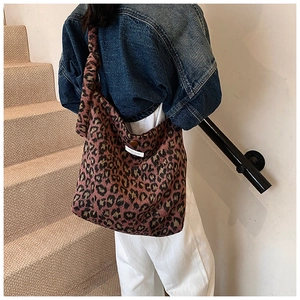 Détail du sac cabas imprimé léopard avec étiquette tissée vintage fashion sur le devant
