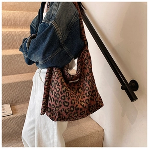 Détail de la texture pelucheuse du sac cabas léopard et petite étiquette blanche