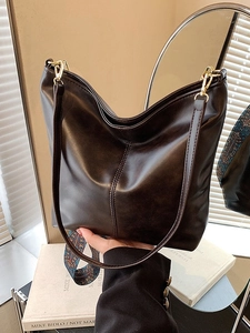 Women Retro Large Capacity PU Leather Shoulder Bag Vintage Hobo Tote Bag With Bohemian Wide Strap Commuter Bucket Bag