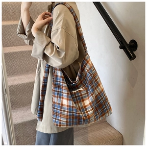 Détail du grand sac cabas vintage à carreaux avec rayures marron et bleu rétro