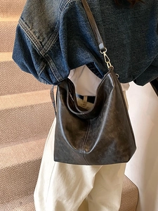Retro large capacity bucket bag in dark brown faux leather with white stitching detail