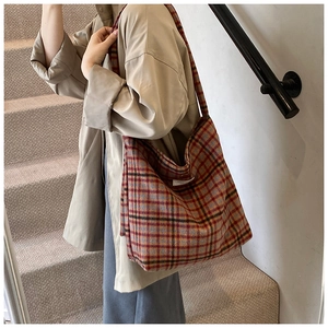 Détail du grand sac cabas rétro à carreaux avec texture en laine et motifs à rayures