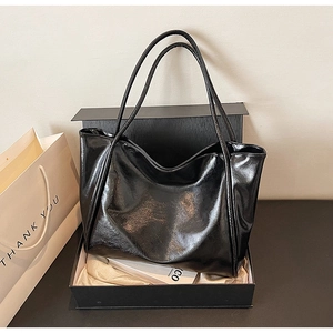 Sac fourre-tout en cuir verni noir brillant dans un coffret cadeau avec sac de shopping