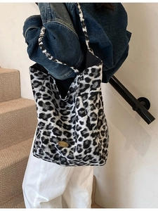 Women Large Capacity Leopard Print Plush Tote Bag Fashion Faux Fur Shoulder Bag With Handmade Metal Tag Casual Underarm Bag