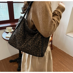 Sac fourre-tout chic à imprimé léopard avec anses noires dans un décor d'automne
