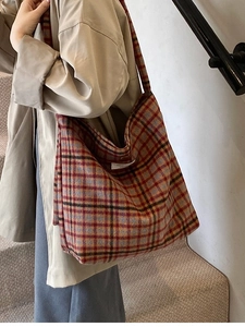 Grand sac cabas à carreaux rétro multicolore porté à l'épaule dans un style lifestyle