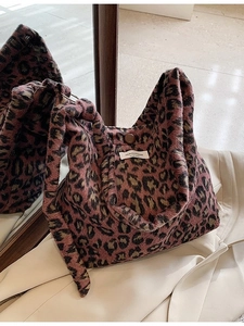 Sac fourre-tout léopard en peluche avec poignée nouée et fermeture à bouton
