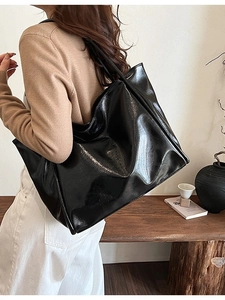 Grand sac cabas noir brillant en cuir verni pour femme, idéal pour l'automne et l'hiver