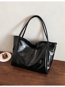 Grand sac cabas noir en similicuir brillant avec design minimaliste et bandoulière chic