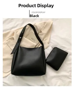 Dettaglio della grande borsa hobo in pelle nera opaca con portamonete coordinato