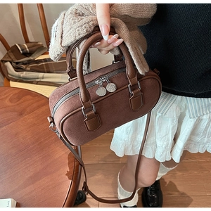 Detail der karamellbraunen Wildleder- und Ledersteppung an einer Retro-Bowlingtasche