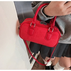 Detail der roten Boston-Tasche aus strukturiertem Leder mit silbernen Beschlägen