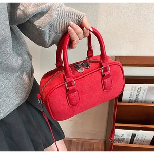 Detail der roten Boston Bag mit strukturiertem Lederpatchwork und Silberbeschlägen