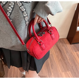 Rote Mini-Boston-Tasche aus Wildleder mit silbernen Beschlägen in Crossbody-Ansicht
