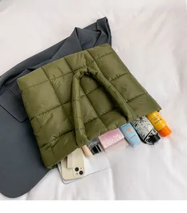 Olivgrüne gesteppte Nylon-Einkaufstasche mit großem Fassungsvermögen und Platz für Regenschirm