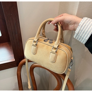 Detail der braunen Boston Bag mit Doppelgriffen, Metallreißverschluss und Premium-Lederstruktur
