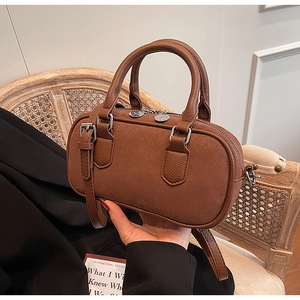 Nahaufnahme der braunen Boston Bag aus Leder mit Retro-Metallreißverschluss und Riemen