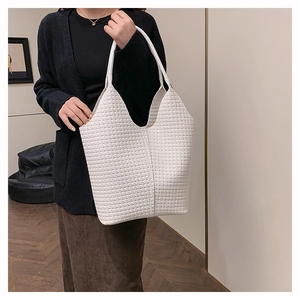 Vue détaillée du sac hobo blanc tissé avec une finition de texture carrée sophistiquée