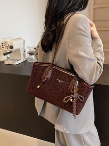 Grand sac cabas léopard en daim pour femme avec logo doré et bandoulière fine