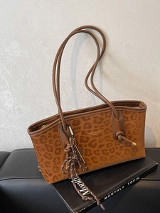 Grand sac cabas à imprimé léopard avec bandoulières et pendentif de raquette de tennis