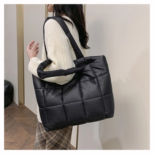 Gros plan sur le sac fourre-tout noir matelassé en nylon haute densité pour l'hiver quotidien