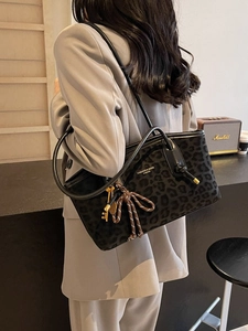 Grand sac cabas léopard pour femme avec nœud tissé et pendentif clé élégant