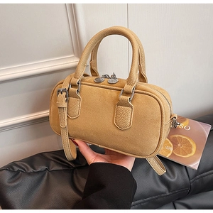 Detail der gelben Vintage-Tasche mit strukturierter Wildleder- und Litchi-Leder-Kombination