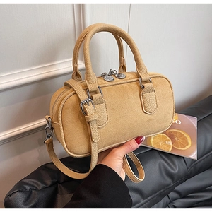 Details einer gelben Boston Tasche mit Wildledertextur und verstellbarem Schultergurt