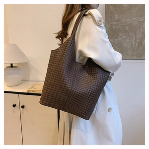 Détail montrant la texture tressée et la grande capacité de ce sac fourre-tout marron