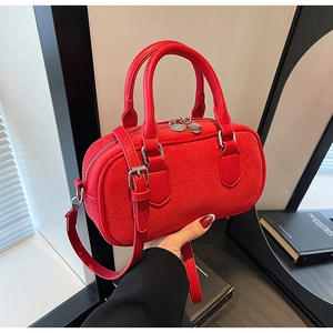 Detail der roten Boston-Tasche aus Lychee-Leder mit Doppelgriffen und Blüten-Zipper