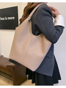 Sac fourre-tout tissé beige élégant pour femme avec grand volume porté à l'épaule