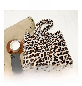 Dettaglio del tessuto della borsa tote leopardata che mostra la morbida pelliccia sintetica