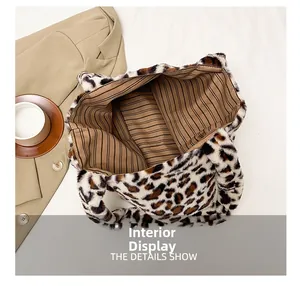 Dettaglio interno della borsa tote leopardata con fodera a righe e ampio spazio