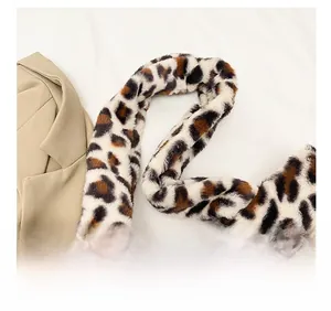 Dettaglio della tracolla ampia e soffice sulla borsa tote con stampa leopardata